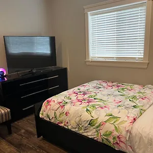 Holiday home Spacious !!! Newer 2 Bedrooms Entire !! Near Airport !!!!